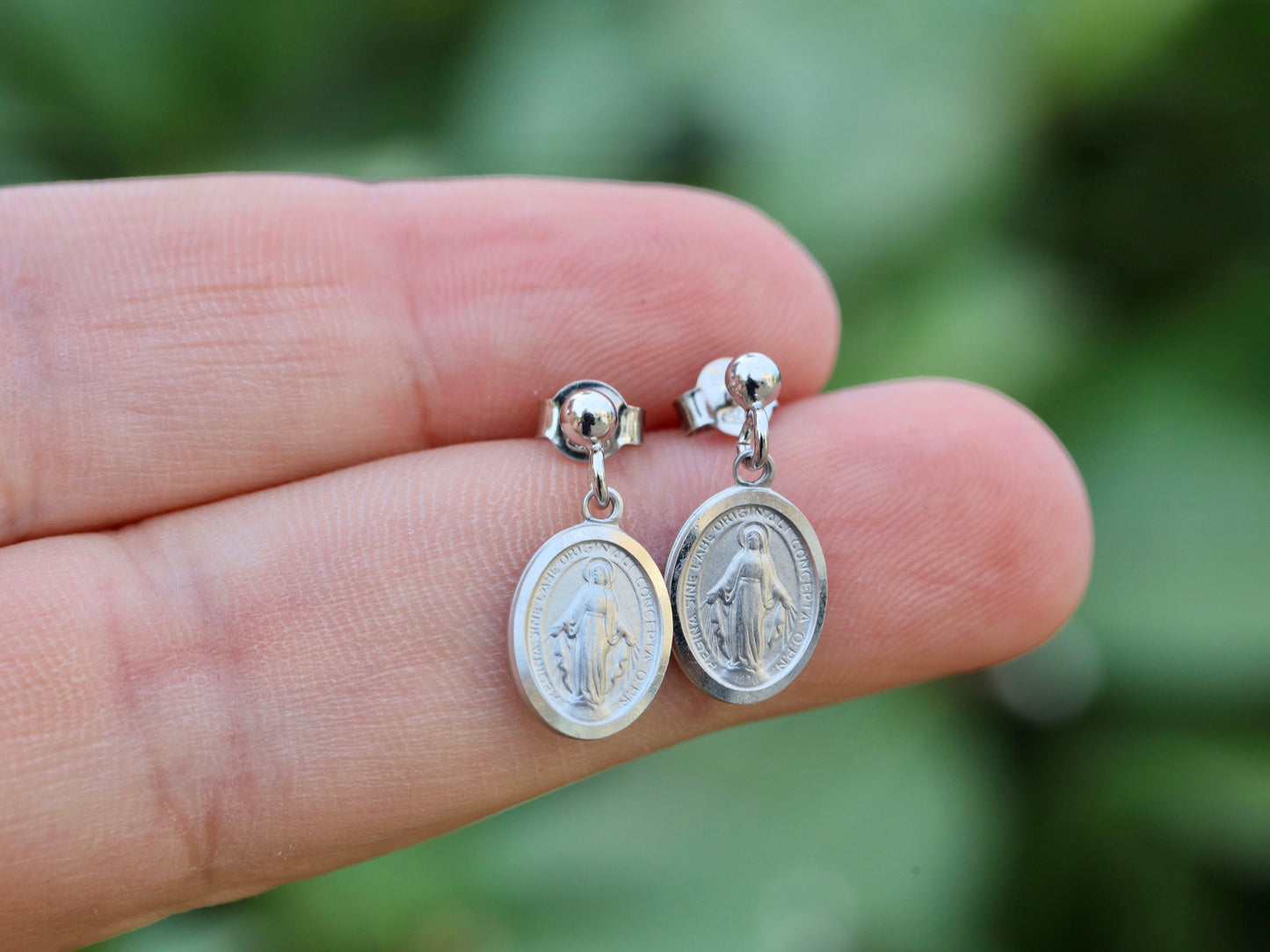 Pendientes Medalla Milagrosa en miniatura, pendientes de plata de ley, pendientes para adolescente, pendientes religiosos delicados, pendientes pequeños con Nuestra Señora