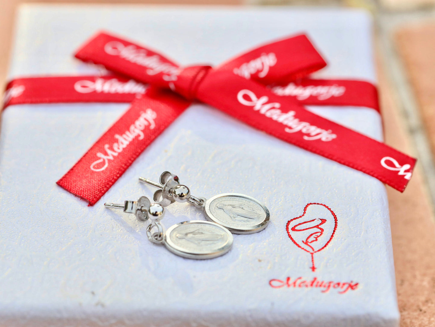 Pendientes Medalla Milagrosa en miniatura, pendientes de plata de ley, pendientes para adolescente, pendientes religiosos delicados, pendientes pequeños con Nuestra Señora