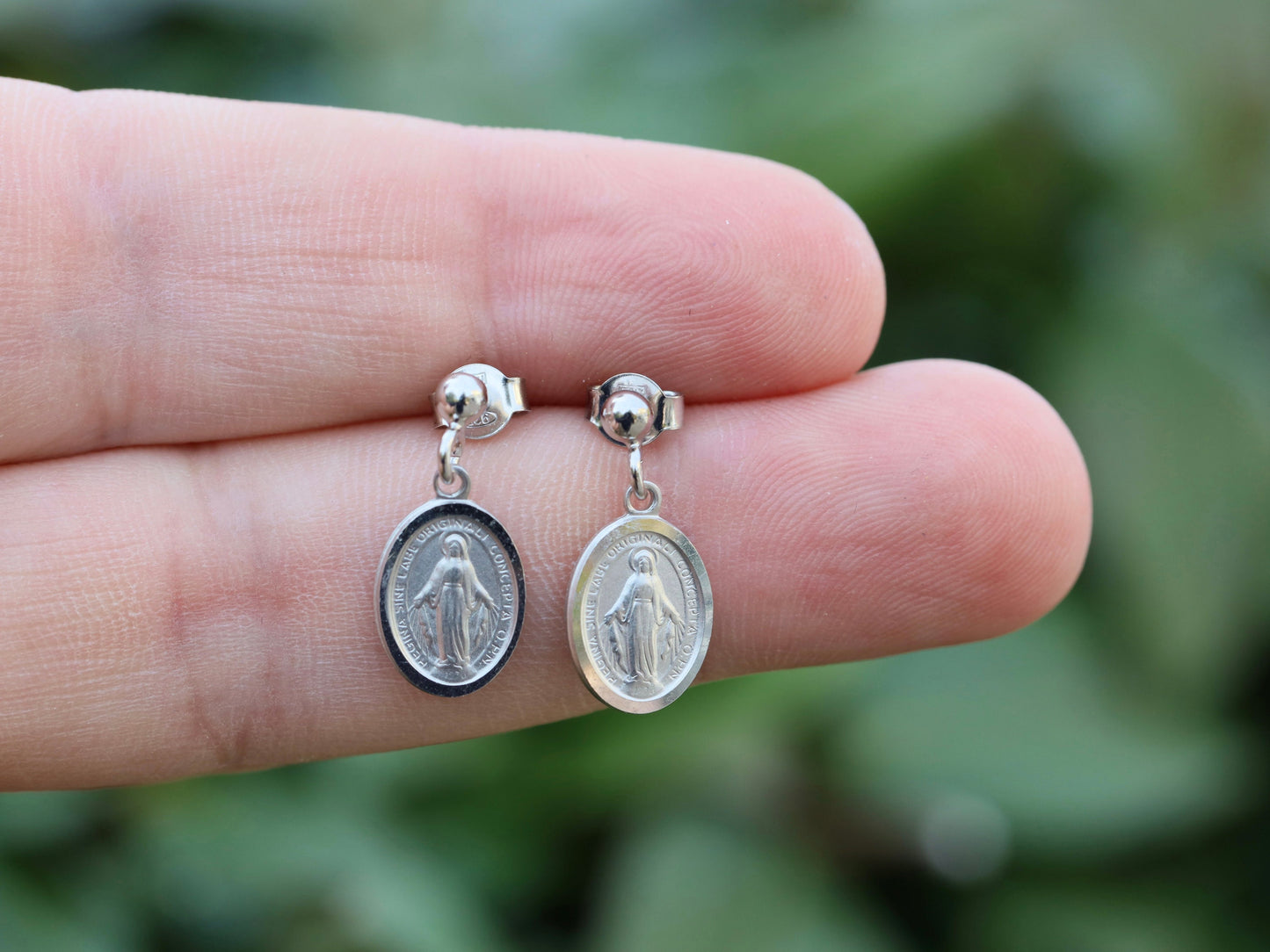 Pendientes Medalla Milagrosa en miniatura, pendientes de plata de ley, pendientes para adolescente, pendientes religiosos delicados, pendientes pequeños con Nuestra Señora