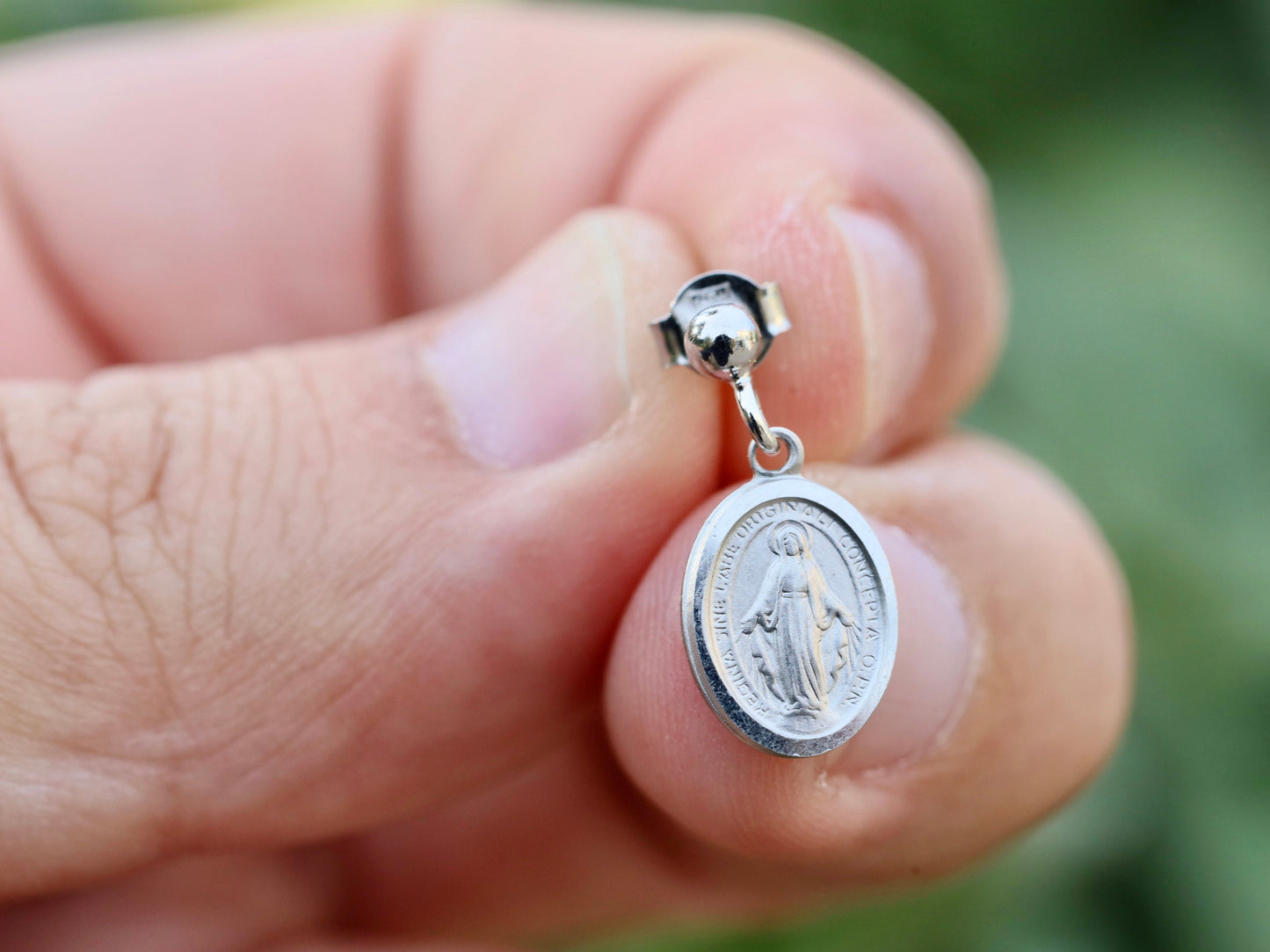 Pendientes Medalla Milagrosa en miniatura, pendientes de plata de ley, pendientes para adolescente, pendientes religiosos delicados, pendientes pequeños con Nuestra Señora