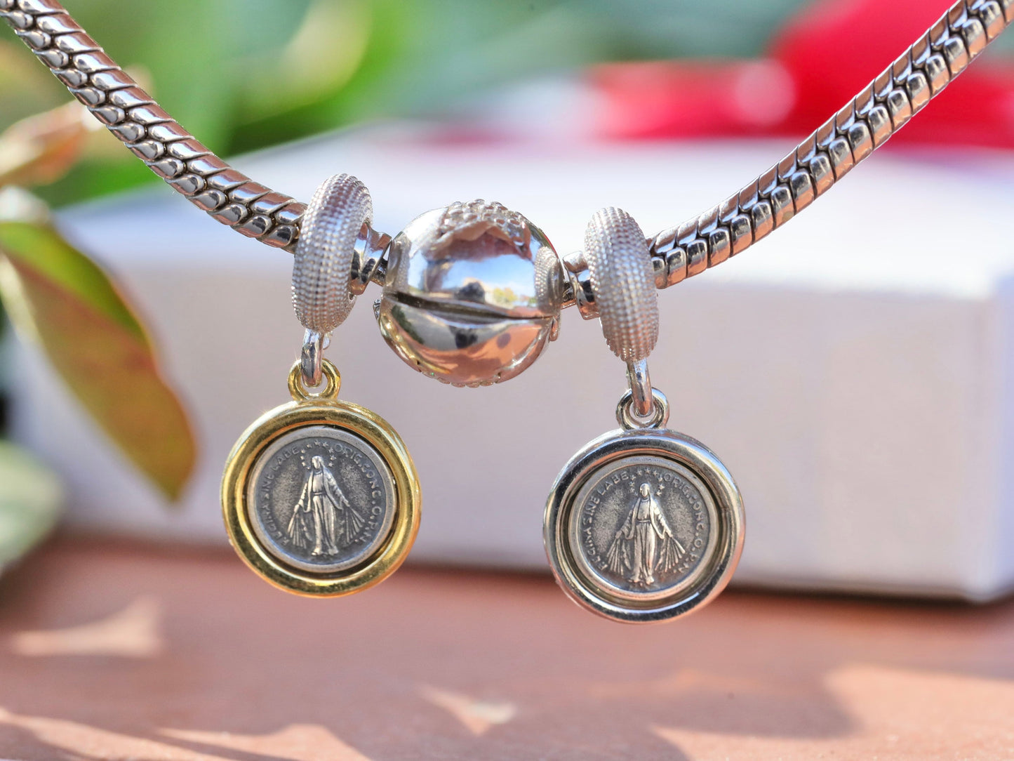 Encanto de la Medalla Milagrosa de plata de ley se adapta a Pandora, encanto de pulsera de plata de ley católica, colgante de Medjugorje de la medalla Milagrosa de dos tonos