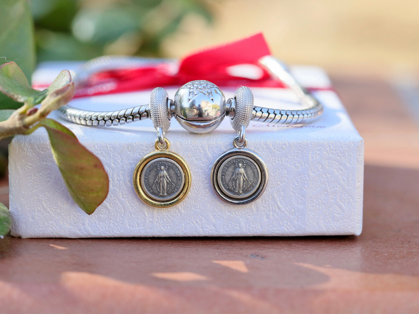 Encanto de la Medalla Milagrosa de plata de ley se adapta a Pandora, encanto de pulsera de plata de ley católica, colgante de Medjugorje de la medalla Milagrosa de dos tonos