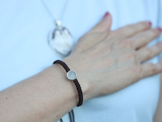 Medalla Escapulario, Pulsera Escapulario para mujer, Pulsera miniatura con escapulario,pulsera cordón marrón, Nuestra Señora del Carmen con Sagrado Corazón