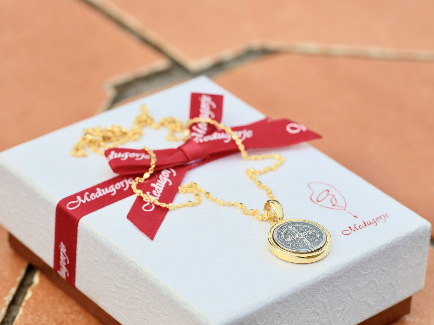 Colgante de San Benito, medallón de plata de ley 925 para mujer, colgante de cruz bañado en oro, medalla de San Benito de Nursia de dos tonos, medalla redonda