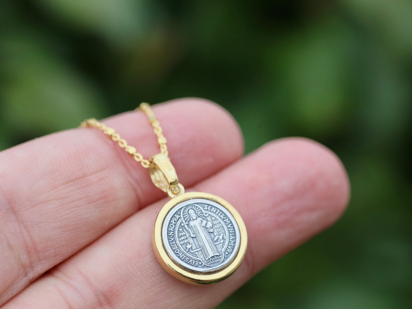 Colgante de San Benito, medallón de plata de ley 925 para mujer, colgante de cruz bañado en oro, medalla de San Benito de Nursia de dos tonos, medalla redonda