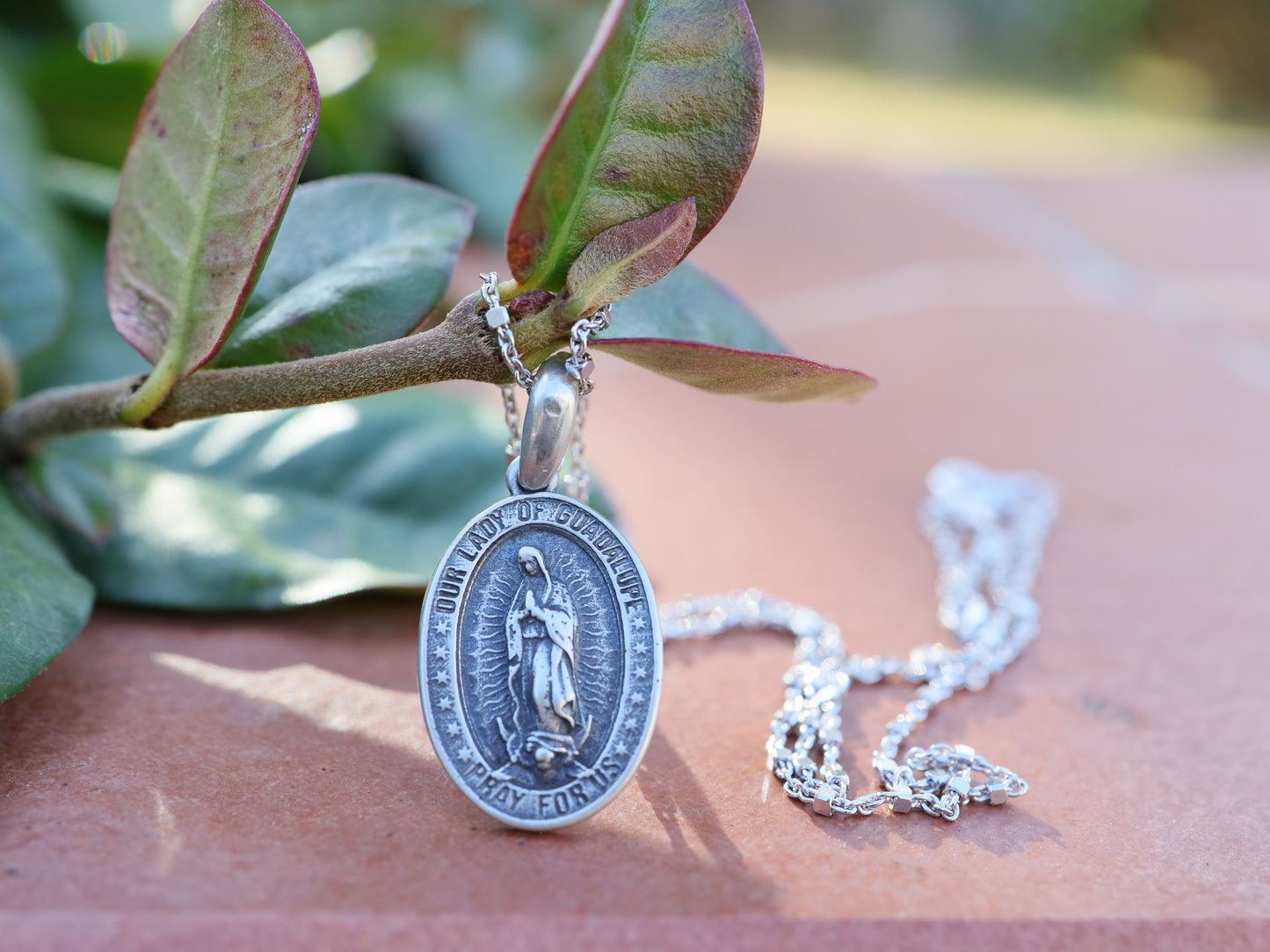 Medalla Nuestra Señora de Guadalupe, colgante Virgen María de Guadalupe plata de ley 925, encanto de plata antigua de Guadalupe, collar para mujer