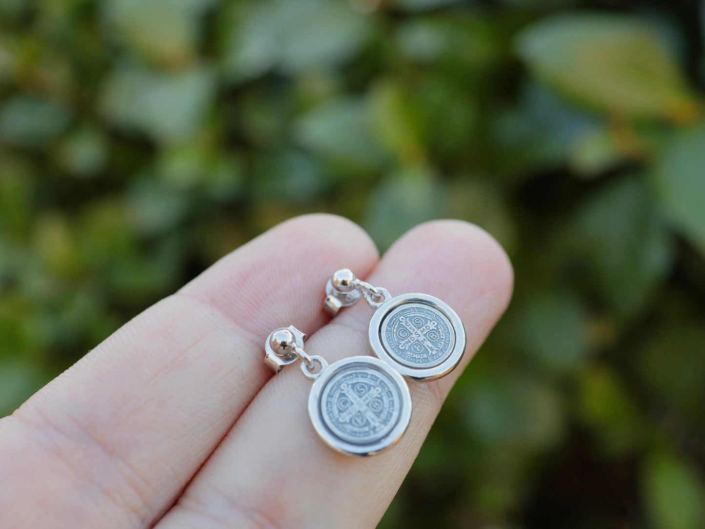 Pendientes de San Benito, plata de ley 925, pendientes en miniatura, pendientes religiosos delicados, pendientes de plata antiguos para mujer, look vintage