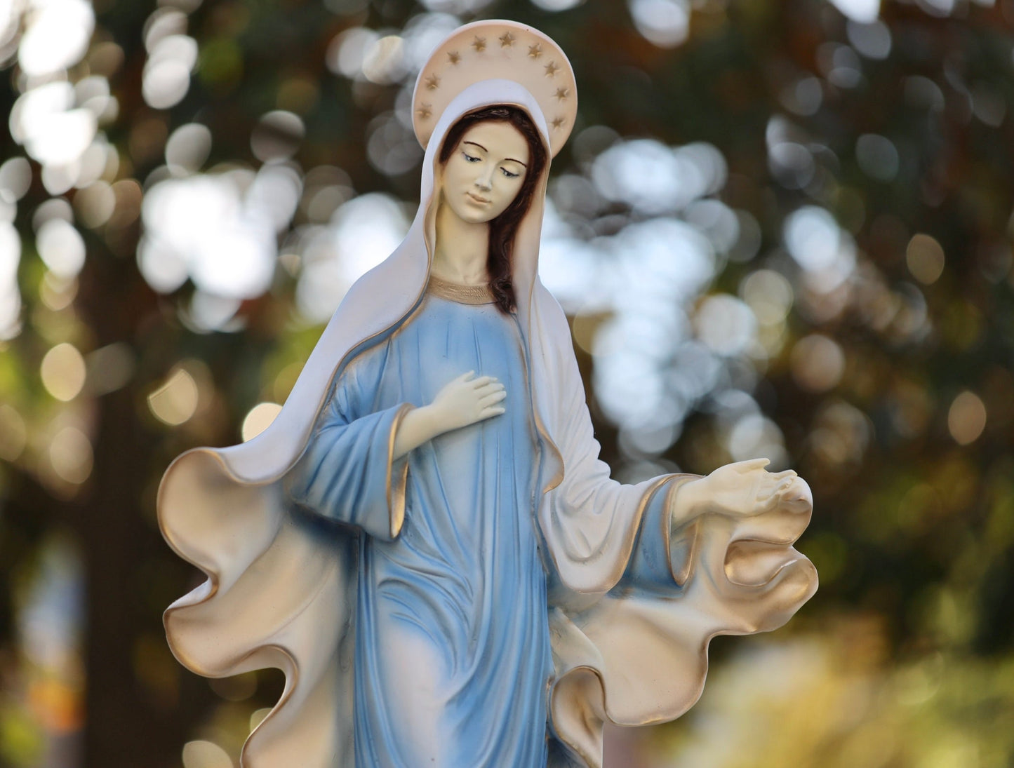 Estatua de la Reina de la Paz, estatua de la Virgen María de 26 pulgadas, estatua al aire libre de la Madre María, estatua de mármol pintada a mano de la Reina de la Paz, estatua del altar del hogar