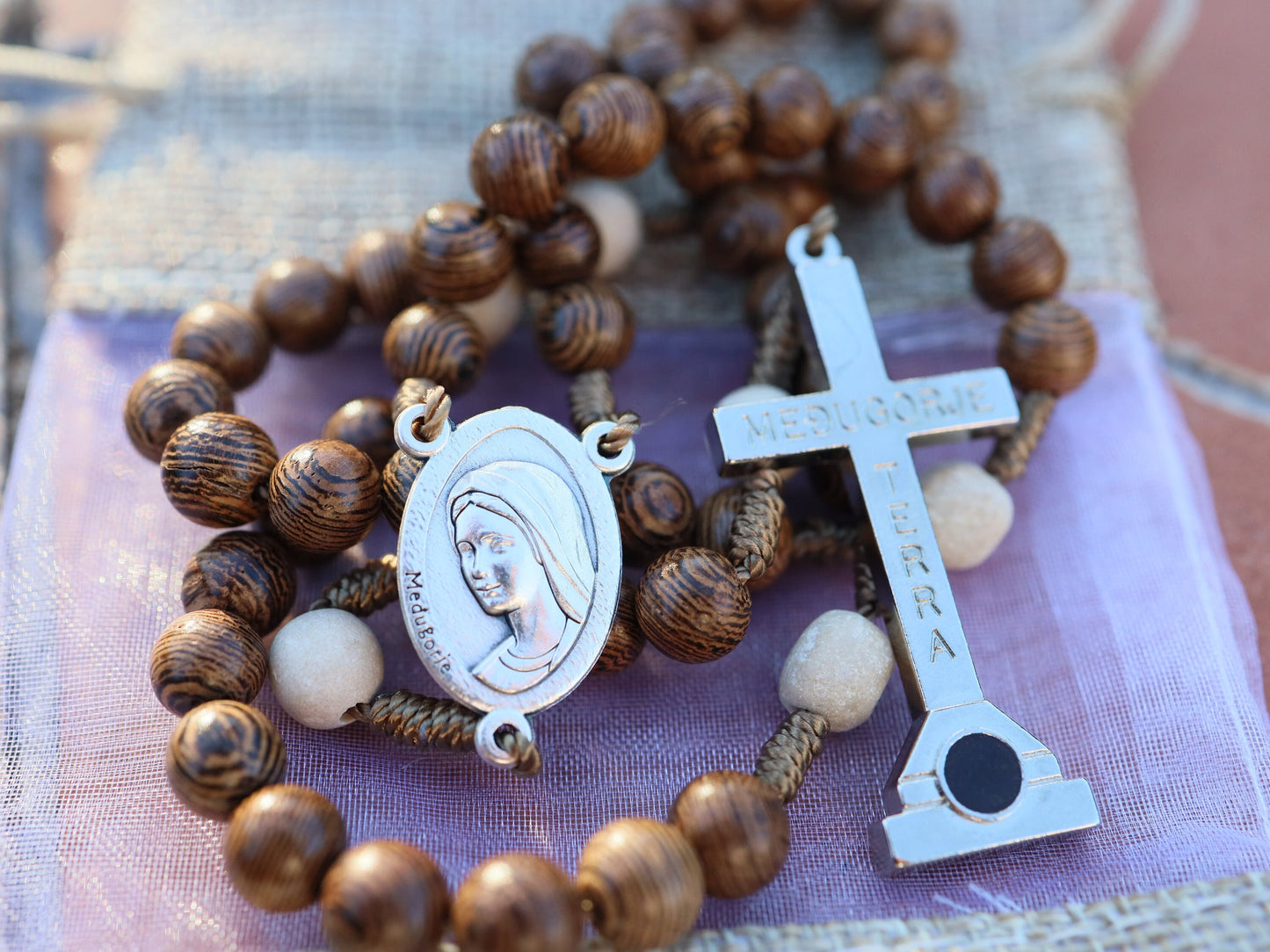 Rosario de madera de Medjugorje, rosario de madera hecho a mano, rosario con tierra de Medjugorje, rosario de la Montaña Cruz de Medjugorje, rosario cruzado de Krizevac