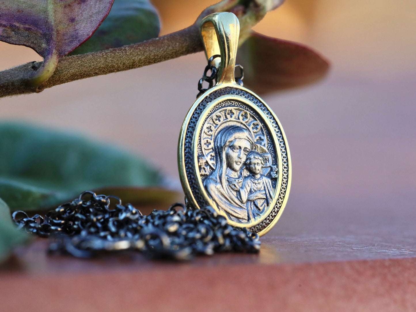 Medalla Nuestra Señora con el Niño Jesús, medalla icono estilo bizantino, plata de primera ley bañada en oro, colgante para mujer, medalla mitra de dios estilo barroco