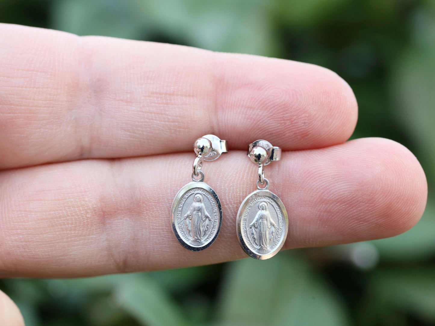 Pendientes Medalla Milagrosa en miniatura, pendientes de plata de ley, pendientes para adolescente, pendientes religiosos delicados, pendientes pequeños con Nuestra Señora