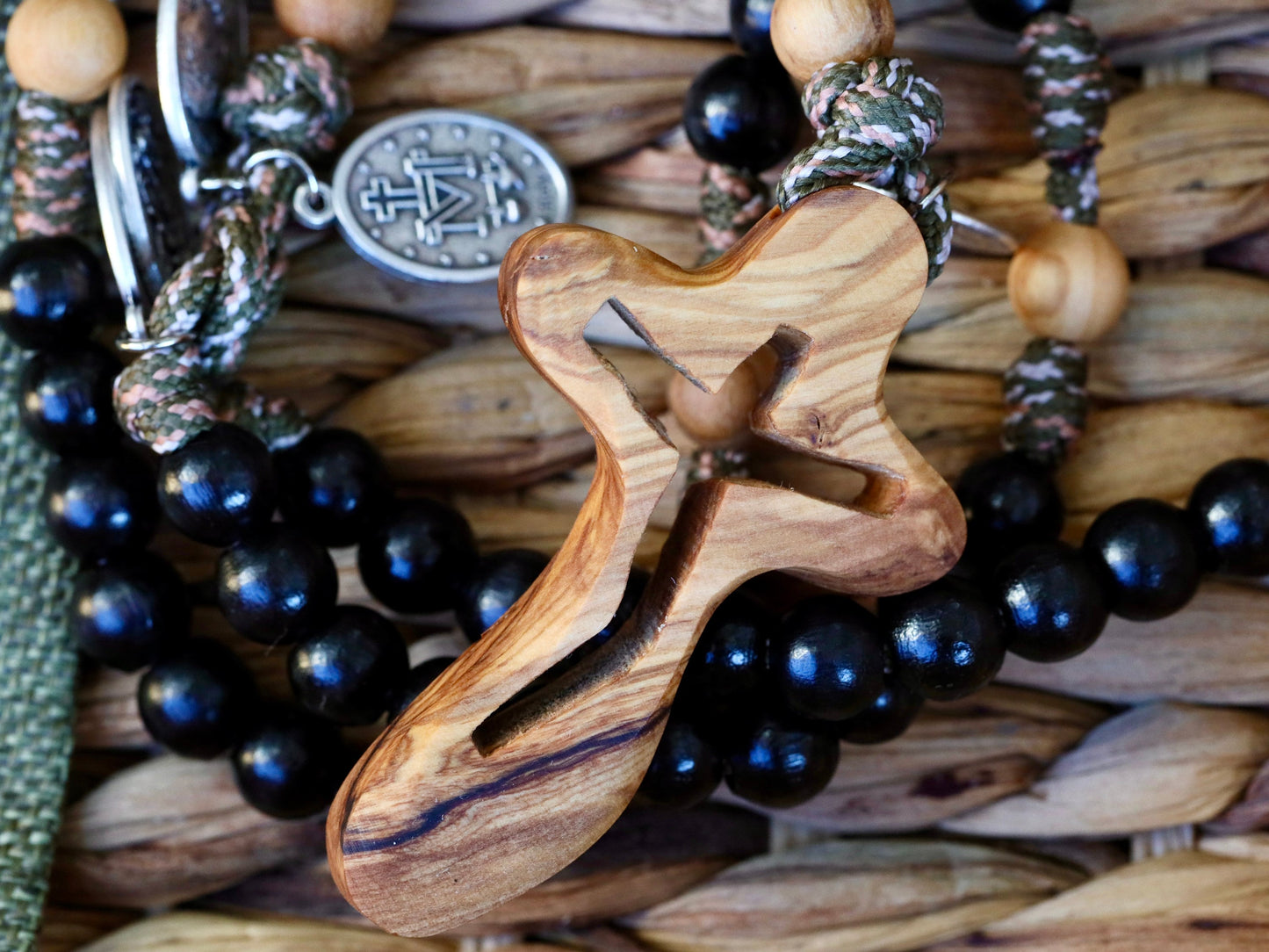 Rosario Paracord grande de 10 mm, rosario de madera, regalo católico, rosario táctico, rosario de cuentas negras para hombre, rosario de cruz grande, rosario de Medjugorje