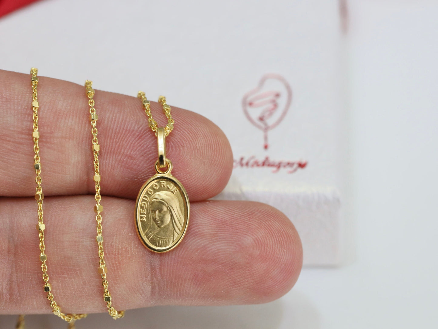 Medalla Nuestra Señora de Medjugorje, colgante Reina de la Paz, colgante miniatura Virgen María, plata de ley 925 chapada en oro, colgante minimalista