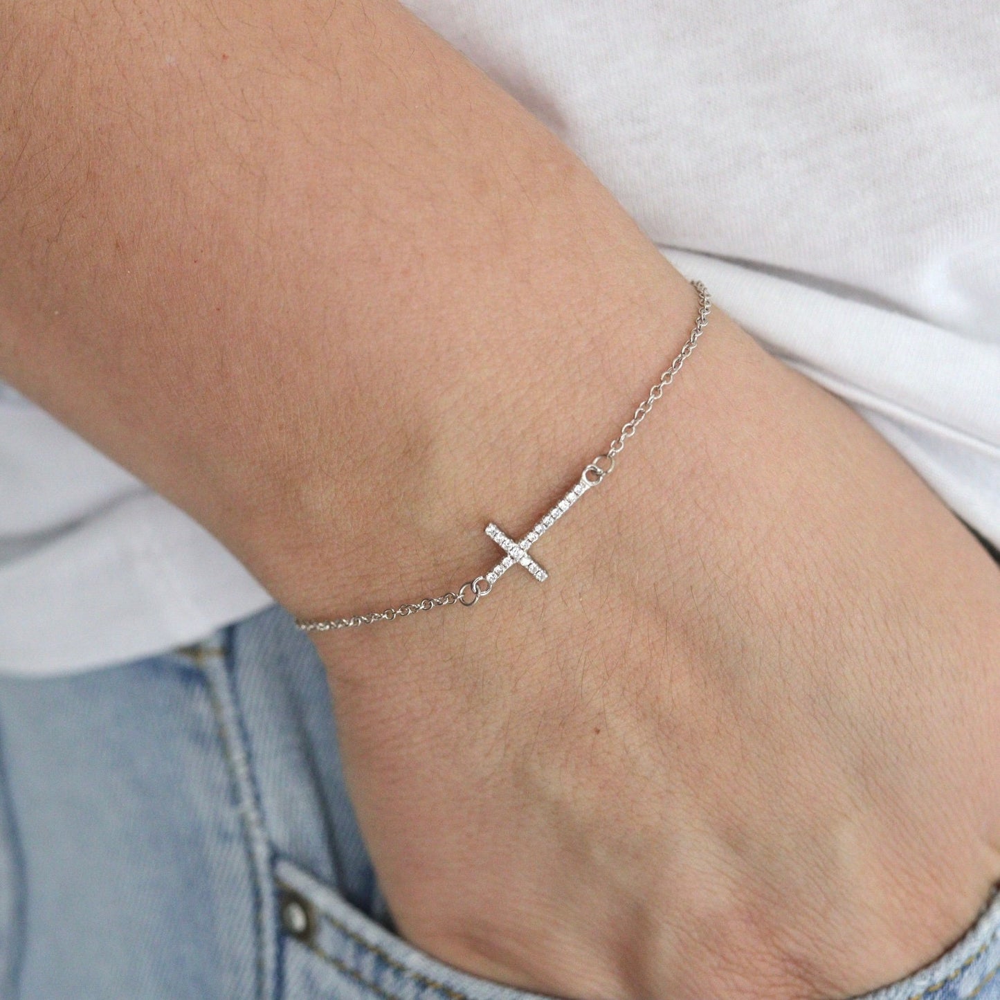 Pulsera cruzada en miniatura / pulsera cruzada de circonio / pulsera cruzada elegante ? pequeña cruz /regalo para mujeres jóvenes, pulsera de plata de ley