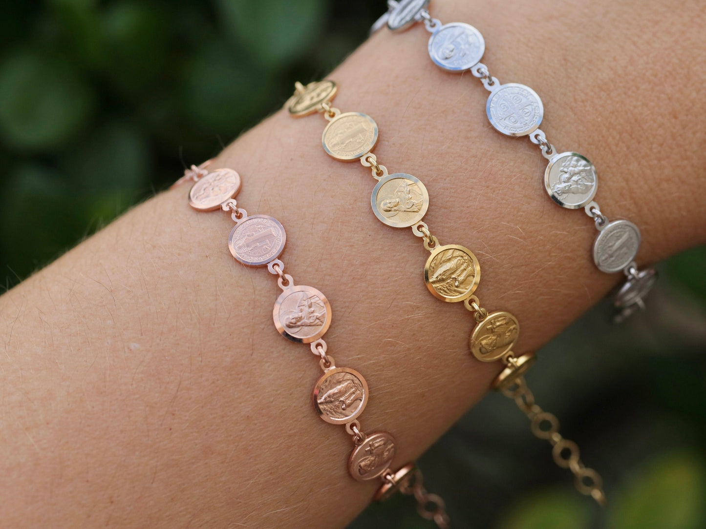 Pulsera de santos católicos, santos redondos en miniatura, pulsera chapada en oro de plata de ley 925 talla diamante, santos devocionales, regalo para mujer,