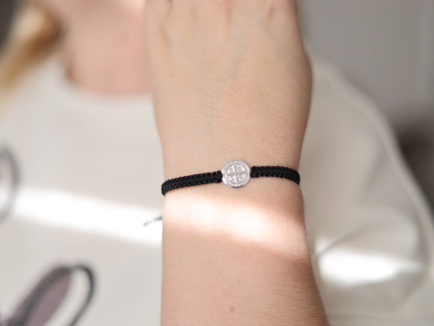 Pulsera medalla en miniatura de San Benito. Pulsera ajustable de macramé hecha a mano de San Benito, pulsera de plata delicada de primera ley de santo católico