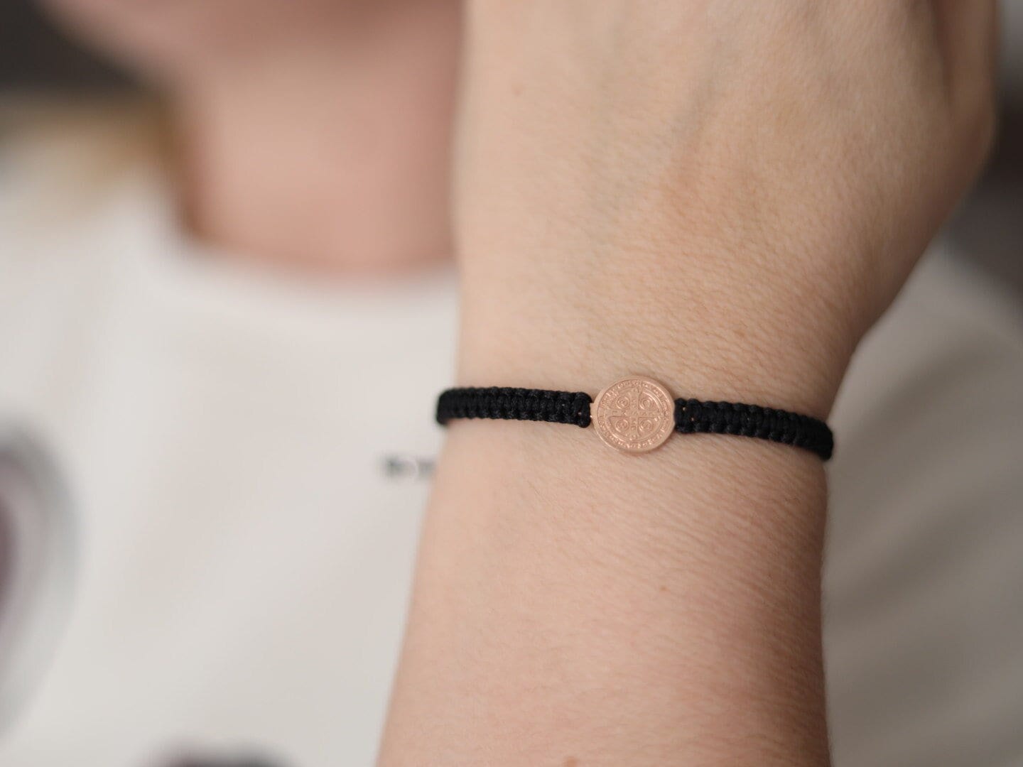 Pulsera hecha a mano de plata de ley de San Benito, pulsera de medalla de San Benito macramé en miniatura, delicada cruz de San Benito de oro rojo ajustable