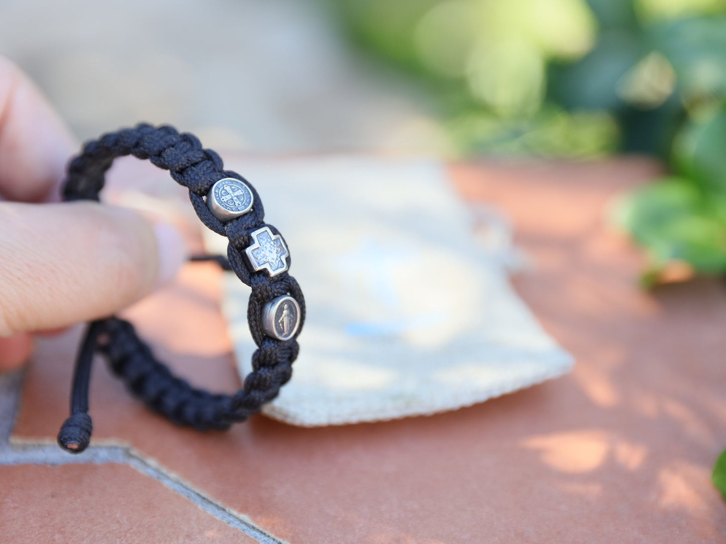 Pulsera paracord para hombre, pulsera de plata de ley 925, pulsera católica, pulsera de cruz de San Benito y Medalla Milagrosa, pulsera resistente