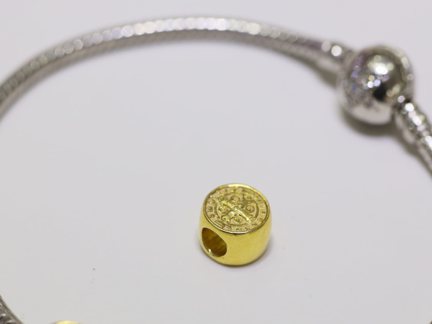 Cuenta compatible con pulsera San Benito Pandora, encanto de plata de ley 925, encanto de pulsera de estilo europeo, medalla de San Benito chapada en oro