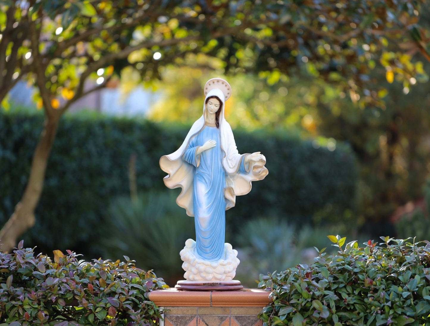 Estatua de la Reina de la Paz, estatua de la Virgen María de 26 pulgadas, estatua al aire libre de la Madre María, estatua de mármol pintada a mano de la Reina de la Paz, estatua del altar del hogar