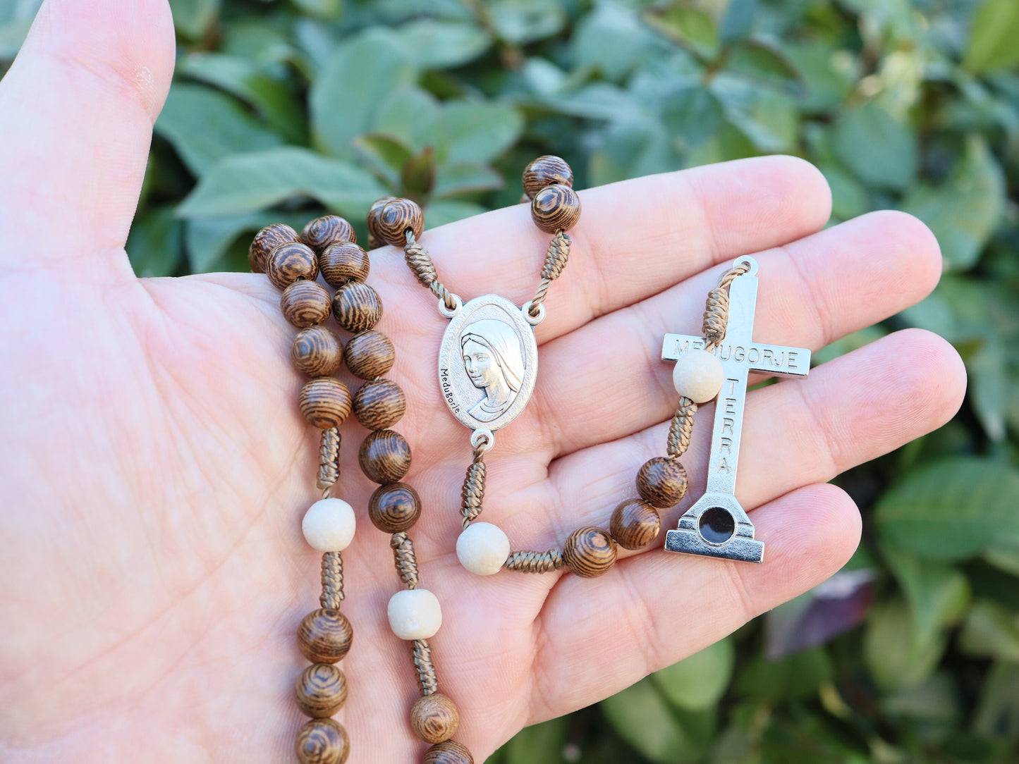 Rosario de madera de Medjugorje, rosario de madera hecho a mano, rosario con tierra de Medjugorje, rosario de la Montaña Cruz de Medjugorje, rosario cruzado de Krizevac