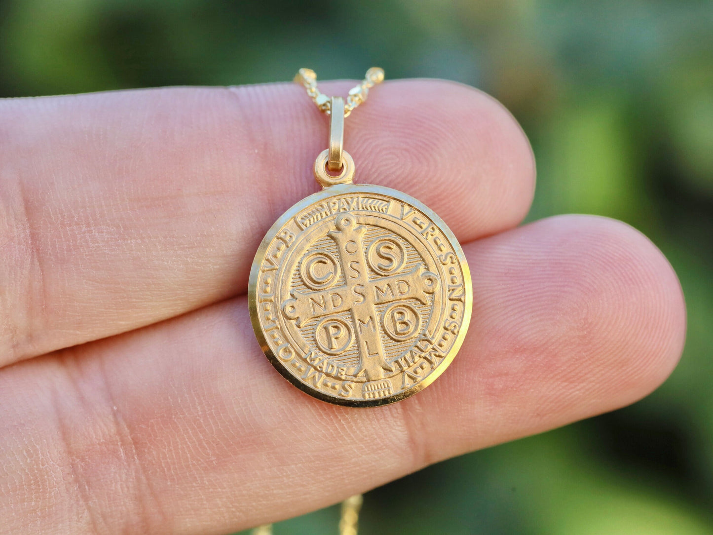 Medalla de San Benito, medalla chapada en oro de plata de ley de 18k, medalla de San Benito en miniatura, estilo minimalista, medalla para adolescente, medalla delicada