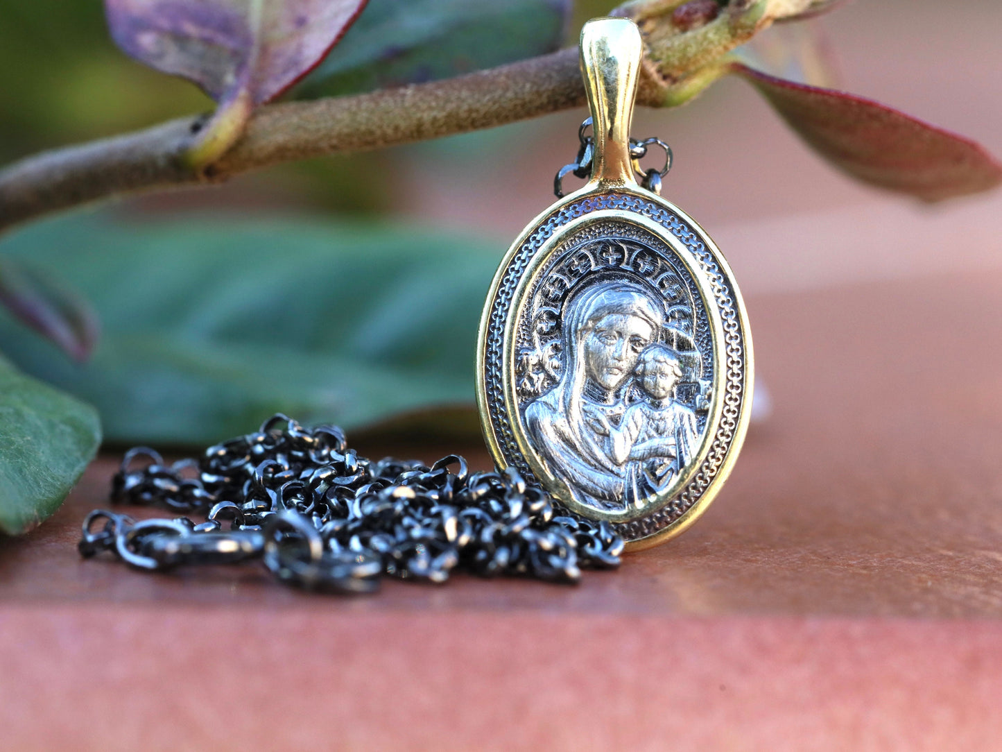 Medalla Nuestra Señora con el Niño Jesús, medalla icono estilo bizantino, plata de primera ley bañada en oro, colgante para mujer, medalla mitra de dios estilo barroco