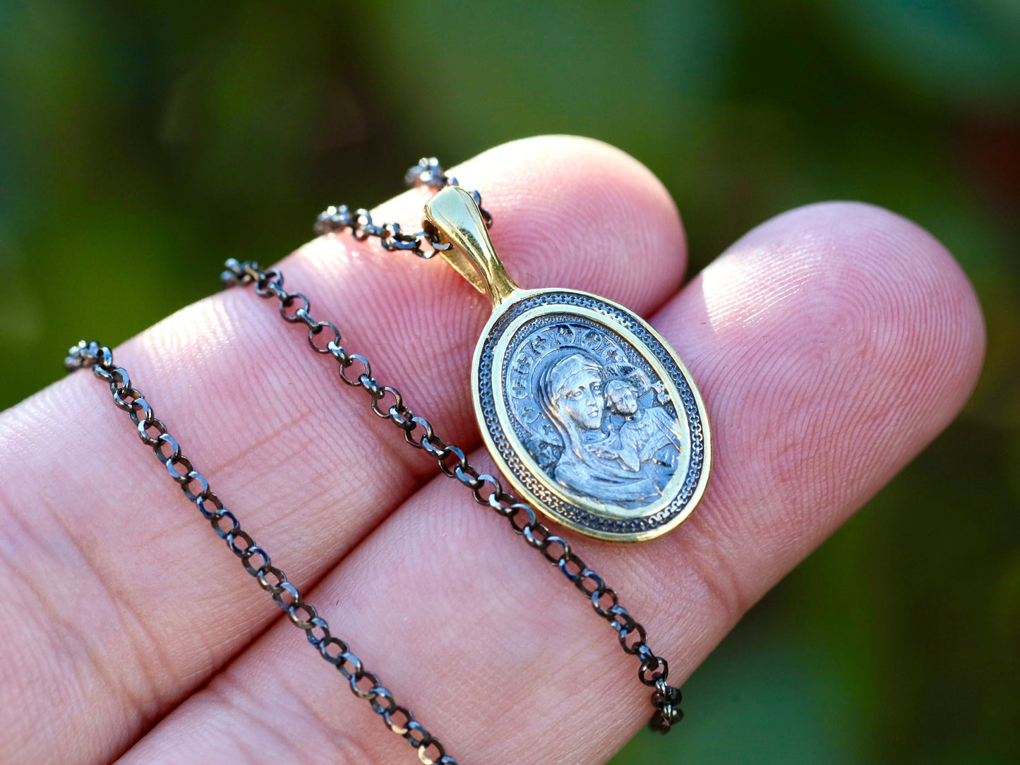 Medalla Nuestra Señora con el Niño Jesús, medalla icono estilo bizantino, plata de primera ley bañada en oro, colgante para mujer, medalla mitra de dios estilo barroco