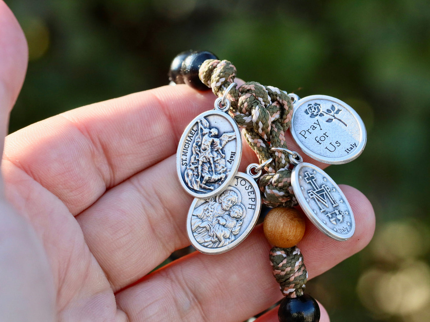 Rosario Paracord grande de 10 mm, rosario de madera, regalo católico, rosario táctico, rosario de cuentas negras para hombre, rosario de cruz grande, rosario de Medjugorje