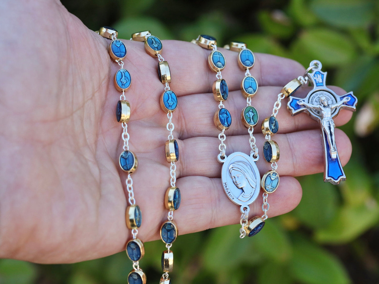 Rosario Medjugorje, rosario chapado en oro, rosario medalla reina de la paz, rosario hecho a mano, rosario azul, rosario cruzado de San Benito