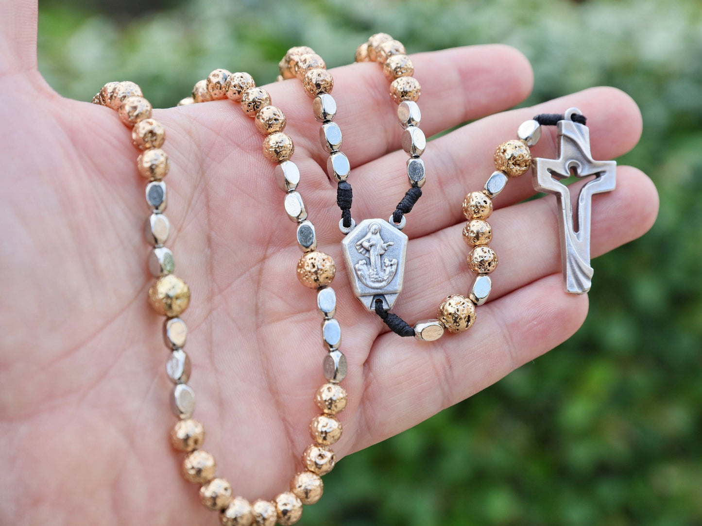 Rosario de piedra de lava, rosario católico, piedra volcánica, rosario de reliquias, rosario de tierra de Medjugorje, chapado en oro, cruz de Cristo Resucitado, rosario para mujeres