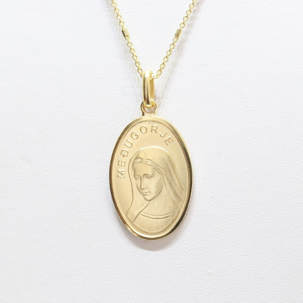 Medalla chapada en oro de Nuestra Señora de Medjugorje, medalla de Medjugorje de plata de ley, amuleto de la Reina de la paz, collar de la Virgen María, colgante de Medjugorje