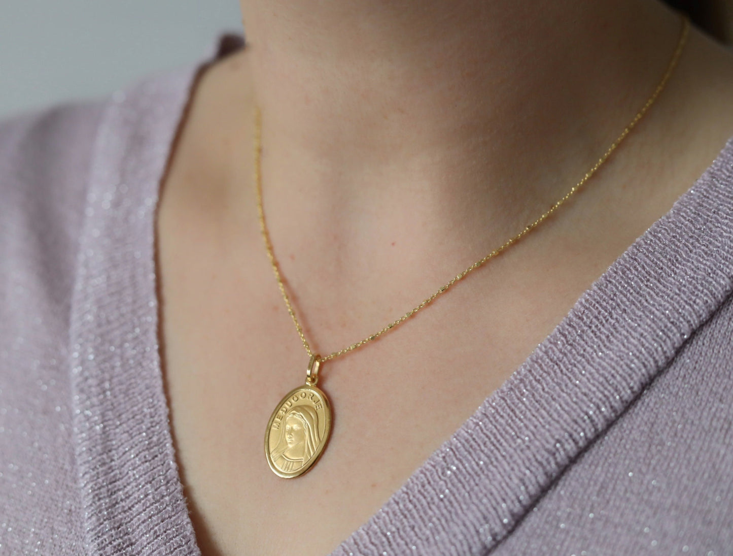 Colgante Reina de la Paz, Virgen María 18k chapado en oro sobre medalla de plata de ley, medalla de Nuestra Señora de tamaño mediano para mujer, colgante Medjugorje