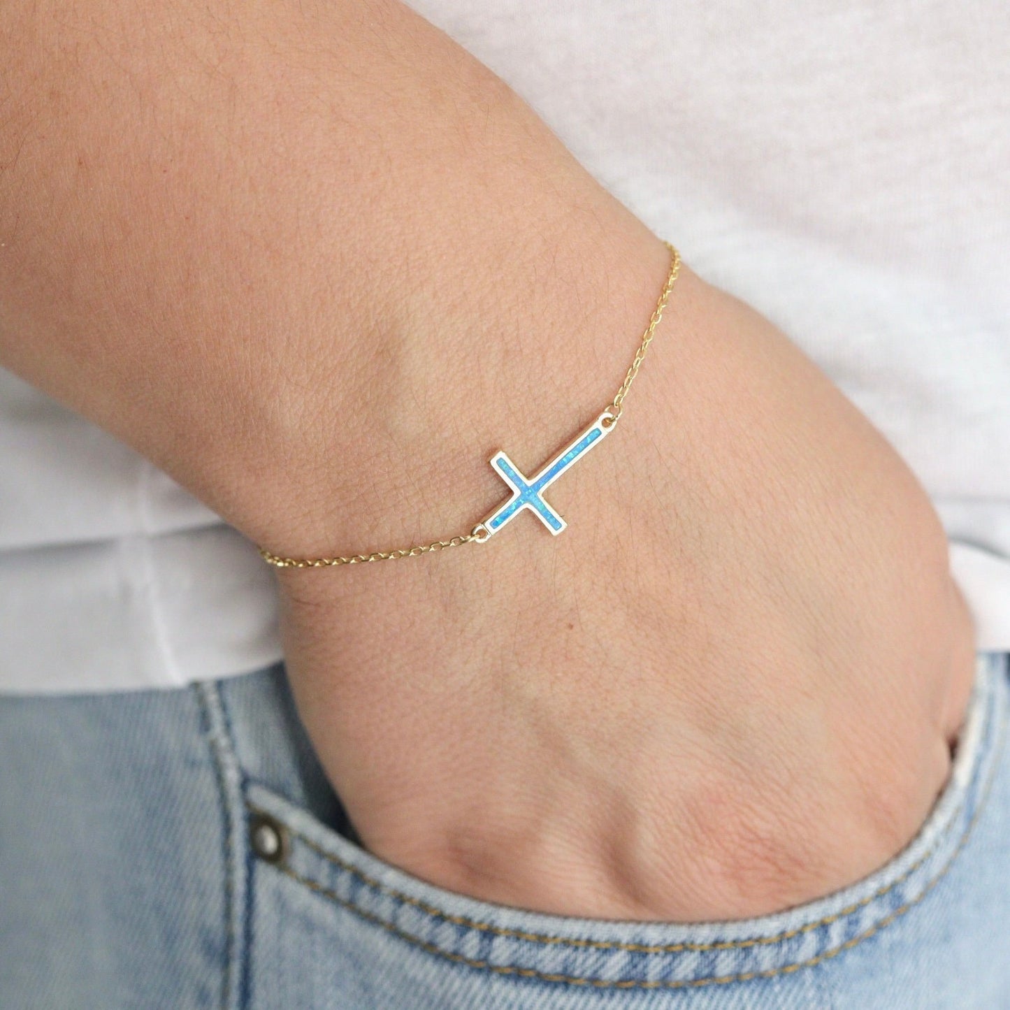 Pulsera cruzada de ópalo de plata de ley, pulsera cruzada delicada, pulsera de encanto de ópalo azul, pulsera de ópalo única para mujer, cruz azul de Medjugorje