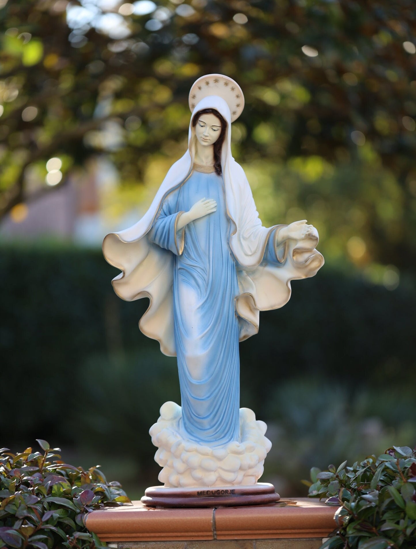 Estatua de la Reina de la Paz, estatua de la Virgen María de 26 pulgadas, estatua al aire libre de la Madre María, estatua de mármol pintada a mano de la Reina de la Paz, estatua del altar del hogar