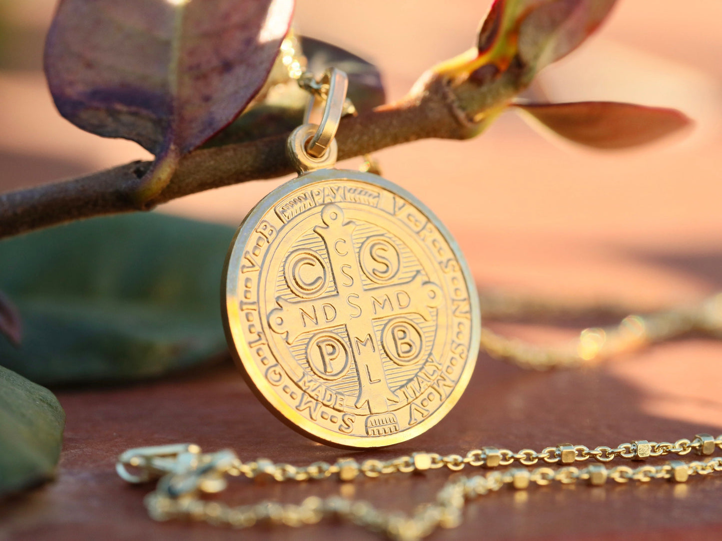 Medalla de San Benito, medalla chapada en oro de plata de ley de 18k, medalla de San Benito en miniatura, estilo minimalista, medalla para adolescente, medalla delicada
