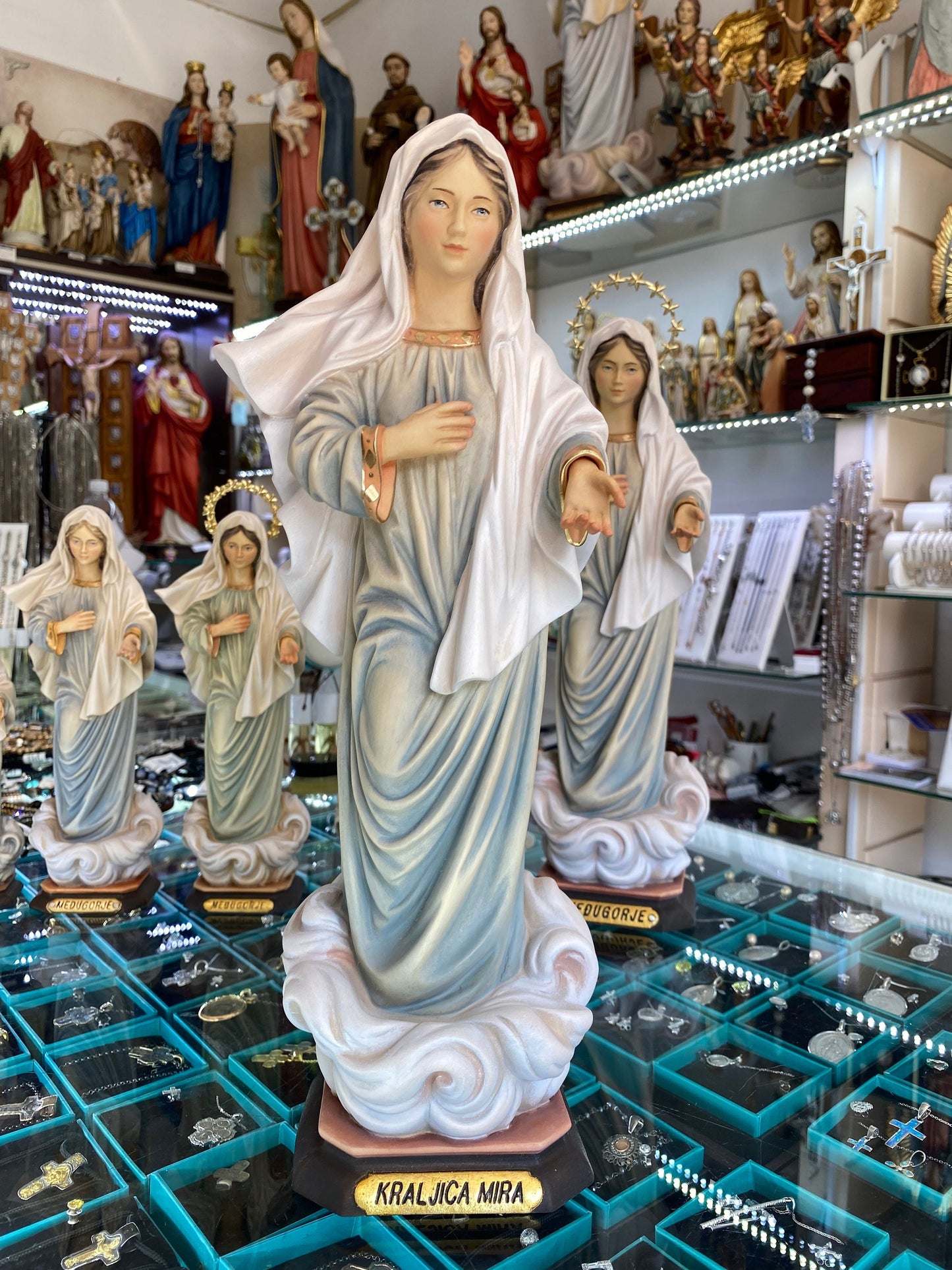 Estatua de Nuestra Señora de Medjugorje, estatua de madera de Nuestra Señora, estatua de Nuestra Señora Virgen María hecha a mano, estatua de la Reina de la Paz pintada a mano