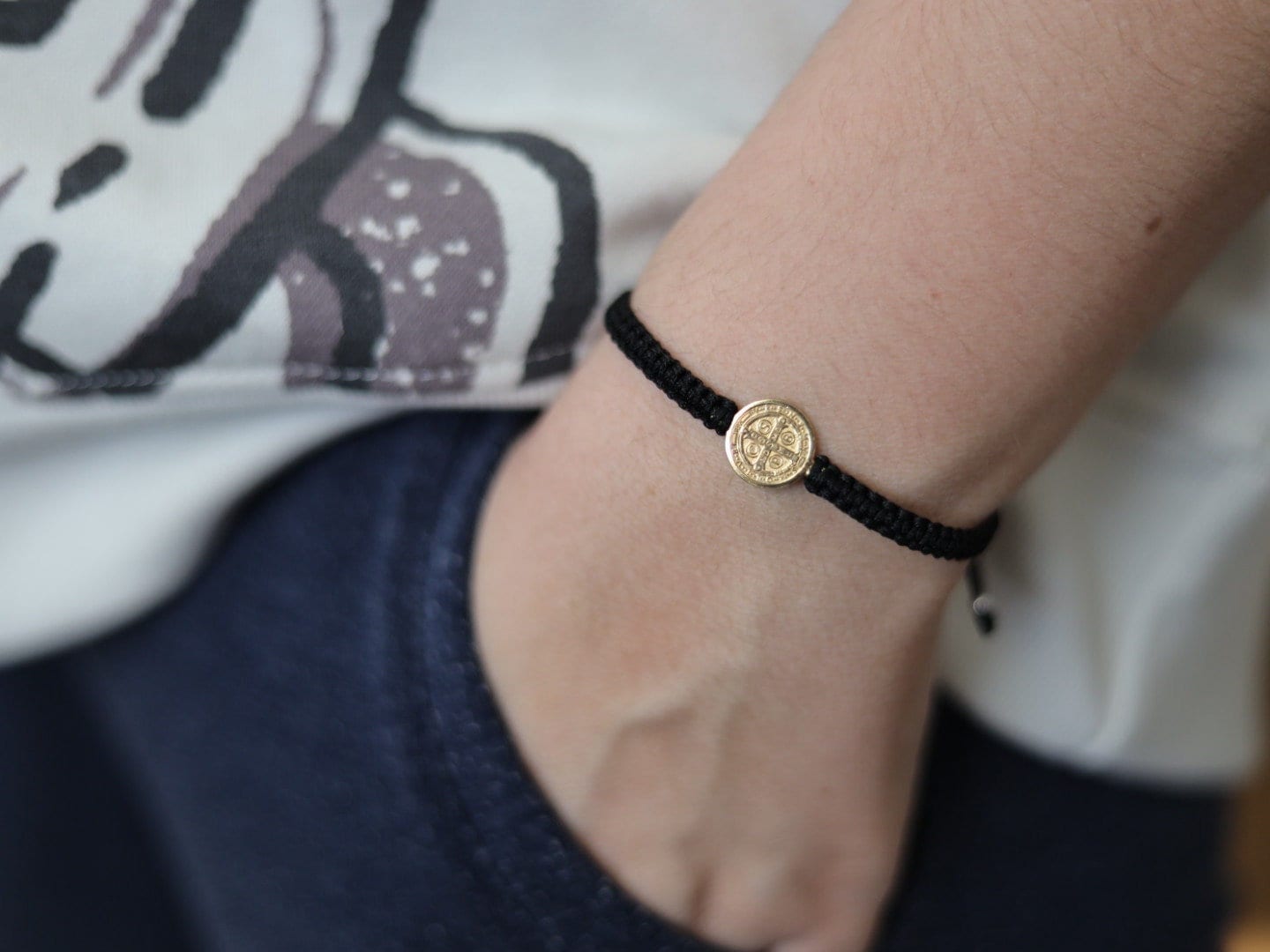 Pulsera chapada en oro de plata de primera ley de San Benito, pulsera de macramé hecha a mano de santos católicos, pulsera de protección ajustable de San Benito