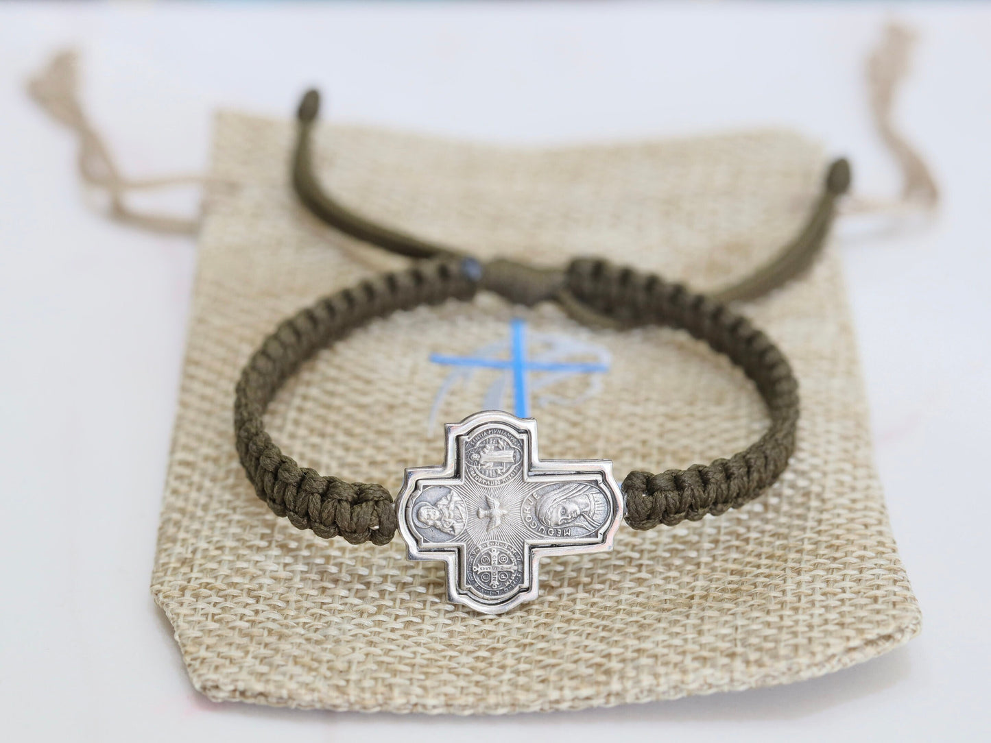 Pulsera cruzada de cuatro vías, plata de ley, cruz de cuatro vías, San Benito, Espíritu Santo, Reina de la Paz, Sagrado Corazón, pulsera de macramé hecha a mano