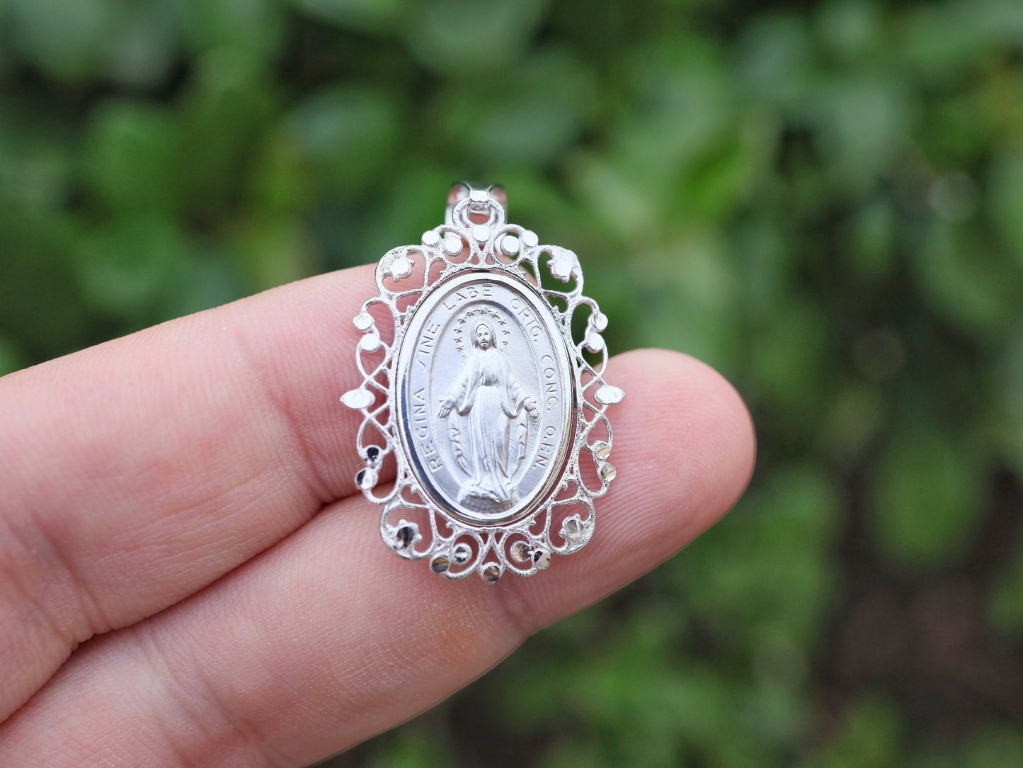 Medalla Milagrosa de Nuestra Señora de Gracia | Medalla Milagrosa de filigrana de plata de ley con talla de diamante / Medalla de plata preciosa de Nuestra Señora de Gracia
