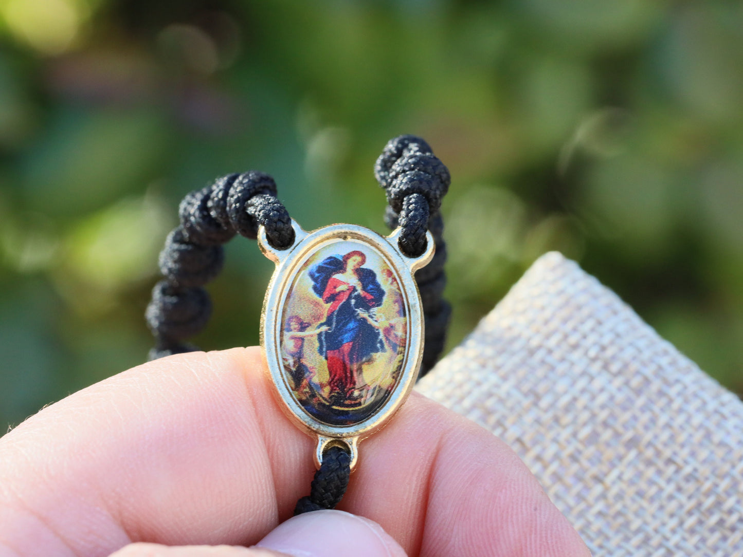 Rosario Desatadora de Nudos, Rosario Nuestra Señora que Desata Nudos, rosario bañado en oro, rosario anudado, rosario hecho a mano, rosario cordón negro