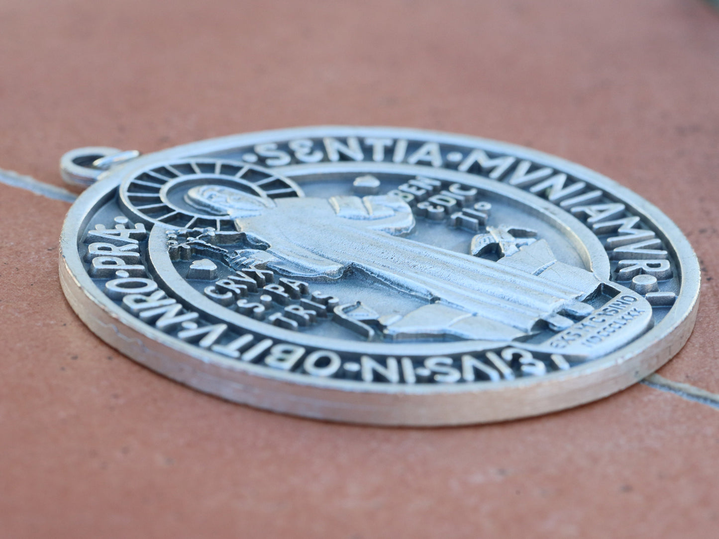 Medalla grande de San Benito, medalla cruzada de San Benito para la protección del hogar, protección contra el mal, medalla católica, medalla cruzada sobre la puerta de entrada