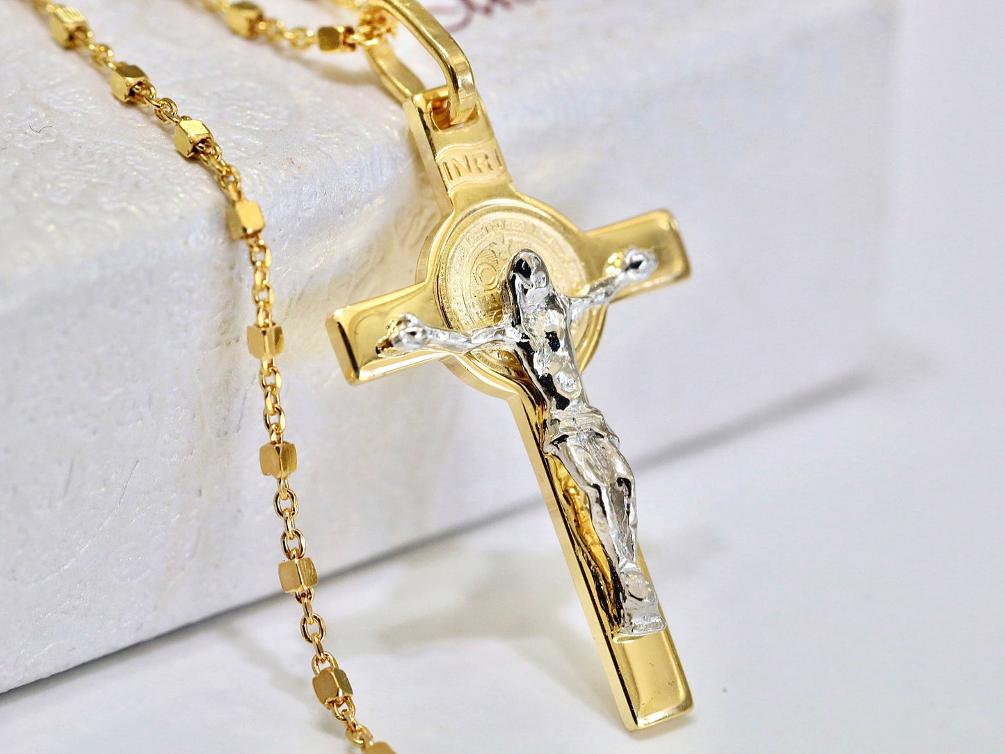 Cruz de San Benito, plata de ley 925 chapada en oro, cruz delicada para adolescentes, collar de cruz estilo miniatura, cruz de San Benito con alto detalle