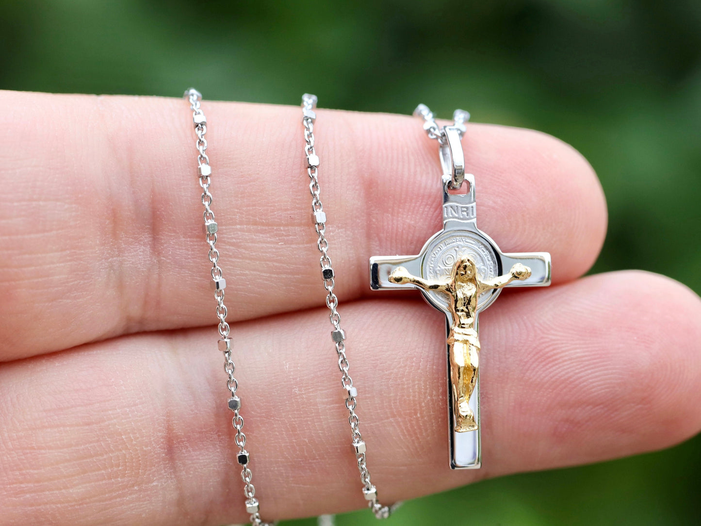 Cruz en miniatura de San Benito, plata de ley 925, cruz para adolescente, collar de crucifijo delicado, regalo para adolescente, crucifi de plata con alto detalle