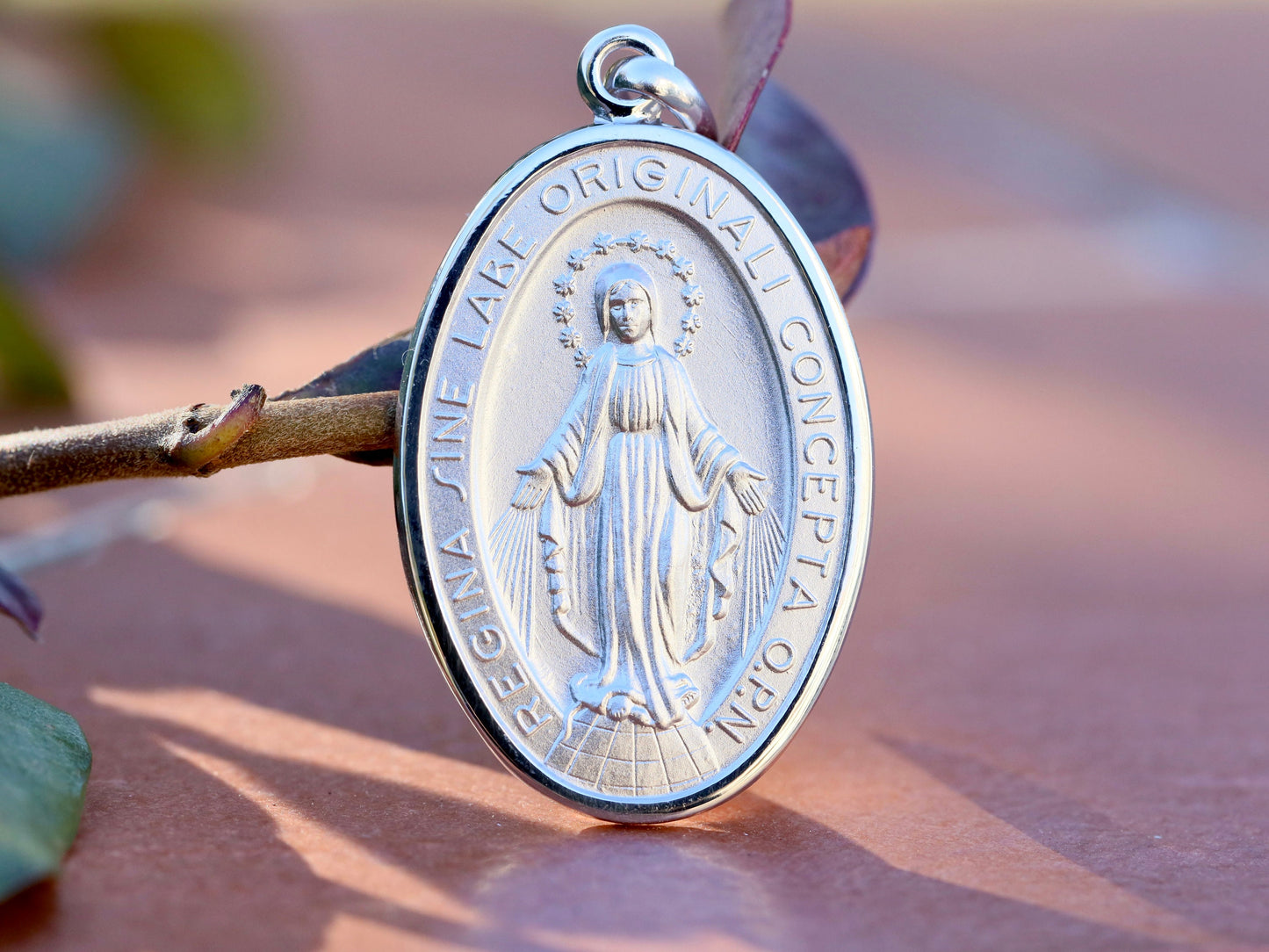 Encanto del collar de la Medalla Milagrosa de plata de ley, collar de la Medalla Milagrosa unisex de alta calidad, colgante de encanto de Nuestra Señora de Gracia presentado en oro