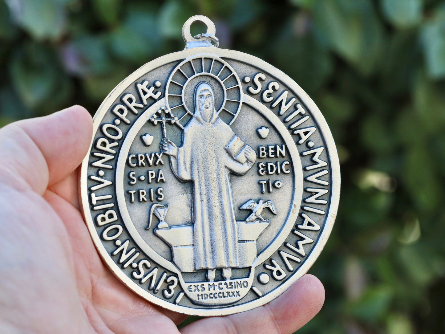 Medalla grande de San Benito, medalla cruzada de San Benito para la protección del hogar, protección contra el mal, medalla católica, medalla cruzada sobre la puerta de entrada