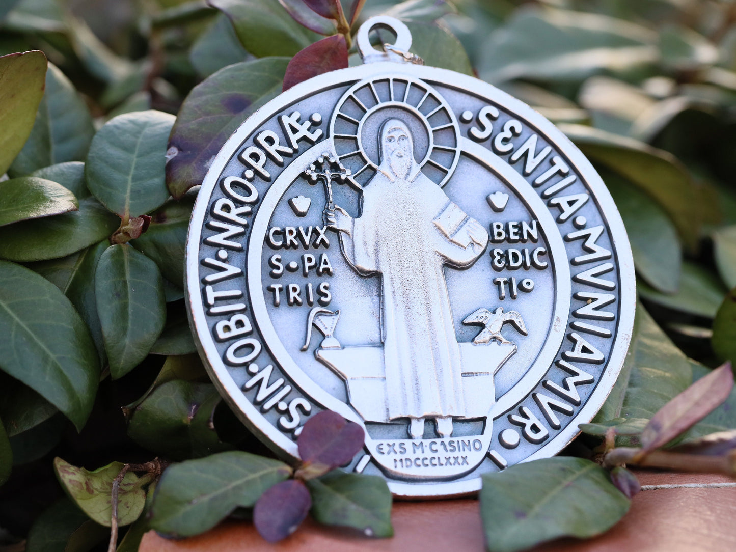 Medalla grande de San Benito, medalla cruzada de San Benito para la protección del hogar, protección contra el mal, medalla católica, medalla cruzada sobre la puerta de entrada
