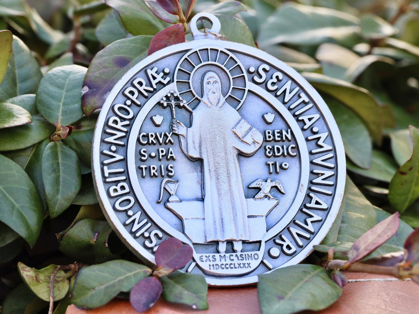 Medalla grande de San Benito, medalla cruzada de San Benito para la protección del hogar, protección contra el mal, medalla católica, medalla cruzada sobre la puerta de entrada