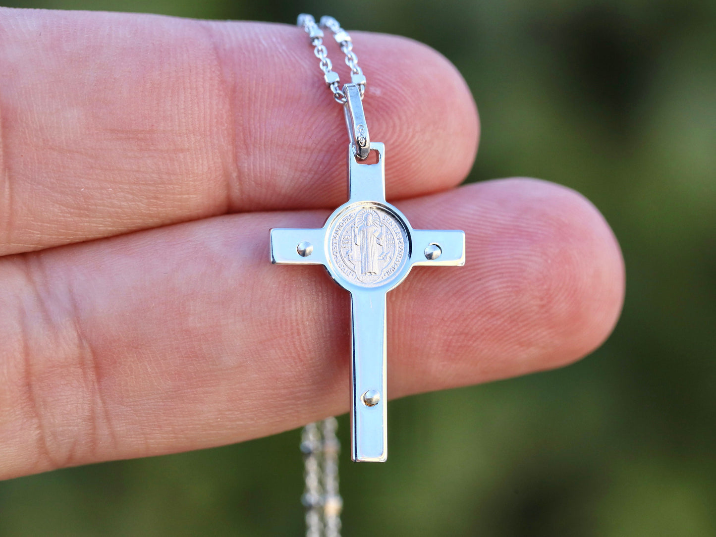 Cruz en miniatura de San Benito, plata de ley 925, cruz para adolescente, collar de crucifijo delicado, regalo para adolescente, crucifi de plata con alto detalle