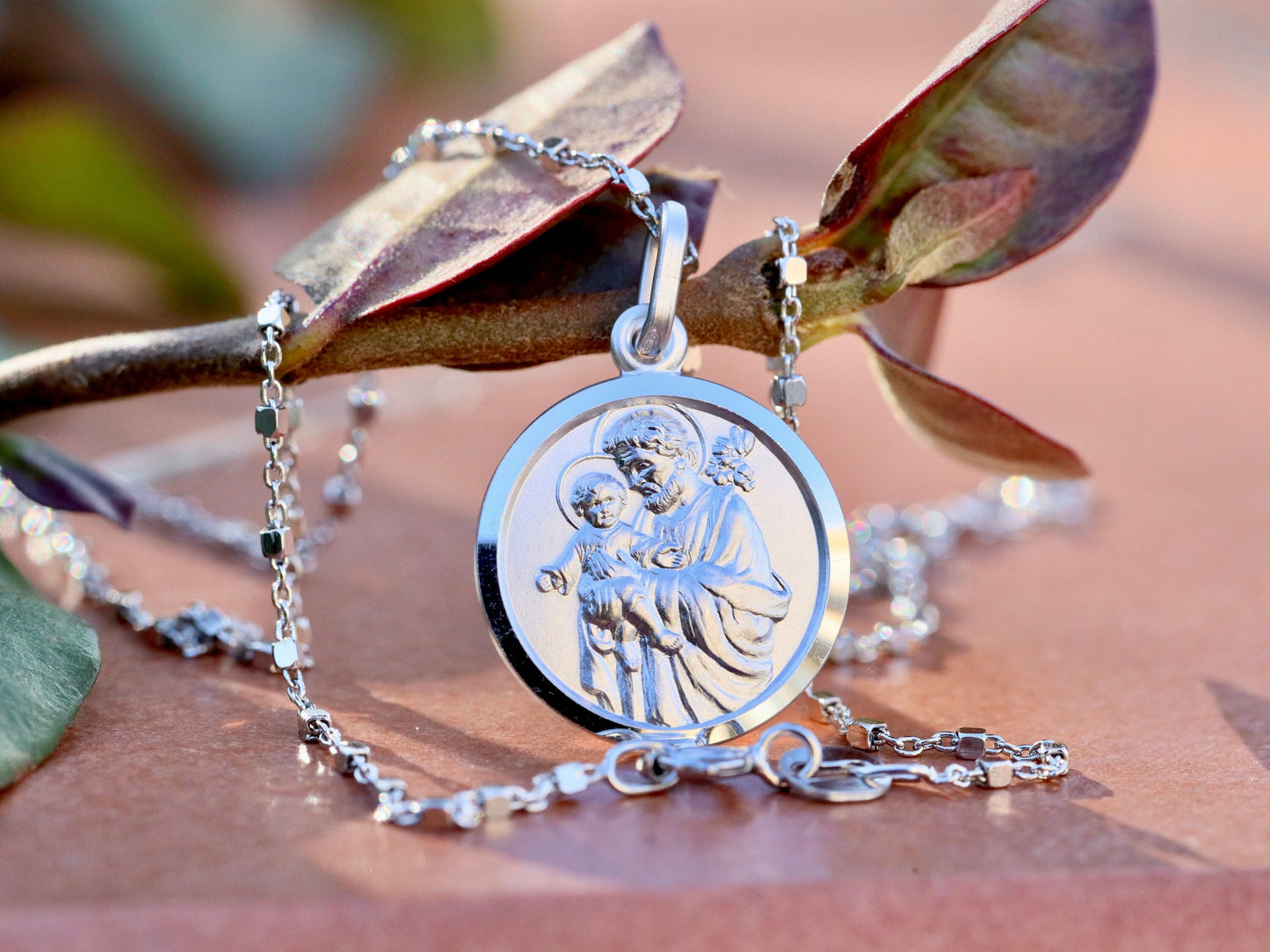 Medalla San José, plata de ley 925, medalla para hombre, medalla para mujer, medalla talla diamante, medalla santo católico, medalla protectora de la familia
